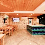 Yazar Lara Hotel
